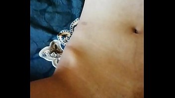 Соло трах анально-вагинальной мохнатки с помощью страпона юный девушкой